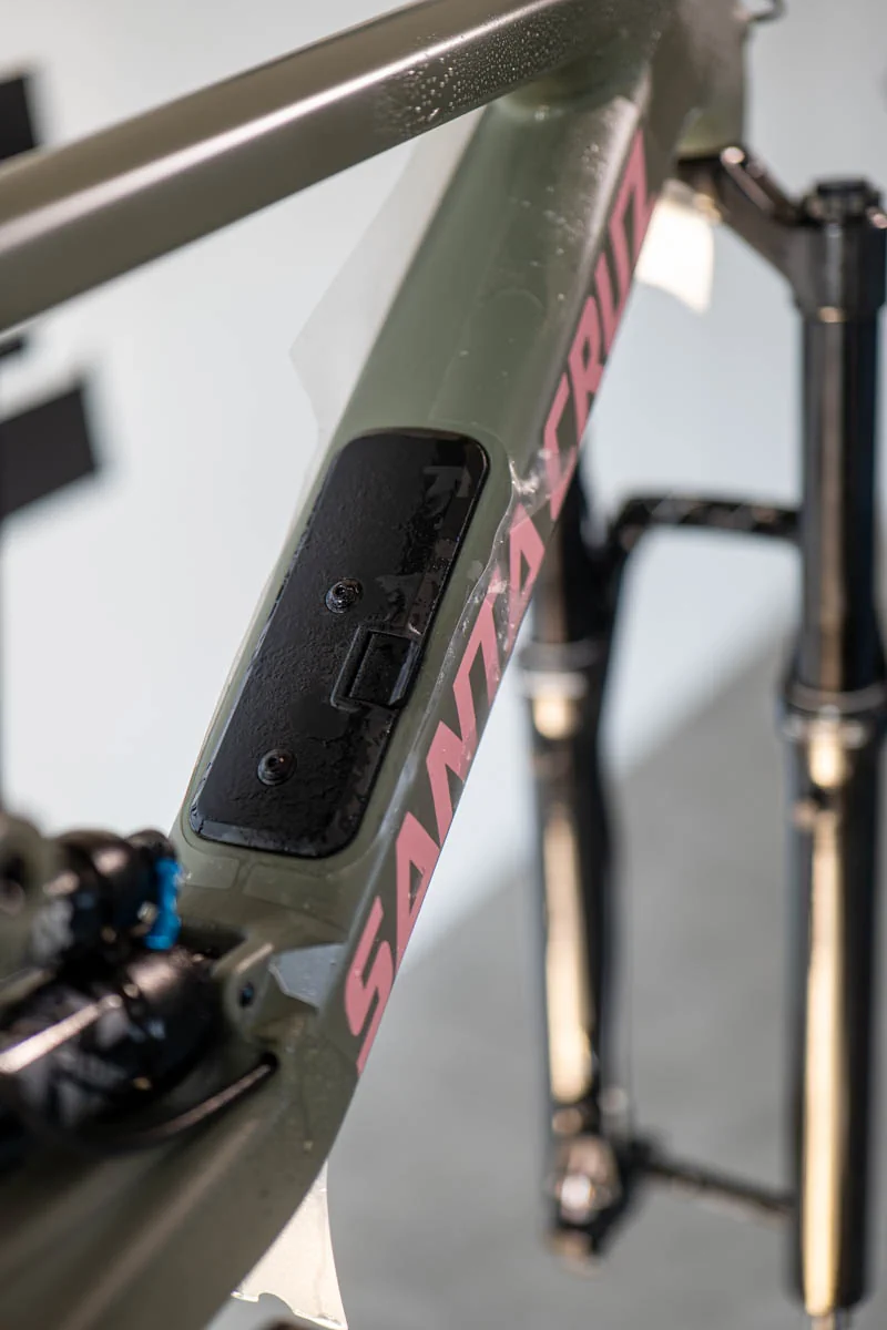 aplikacja folii wokół portu baterii w ramie