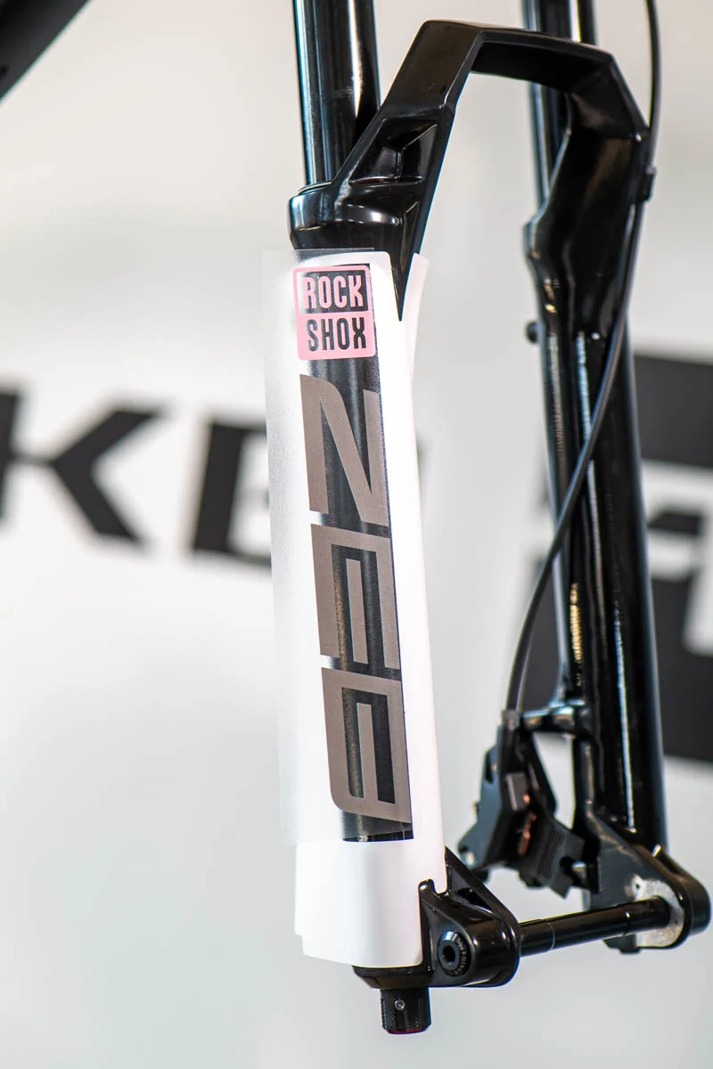 Nowa naklejka RockShox ZEB dopasowana kolorystycznie do ramy