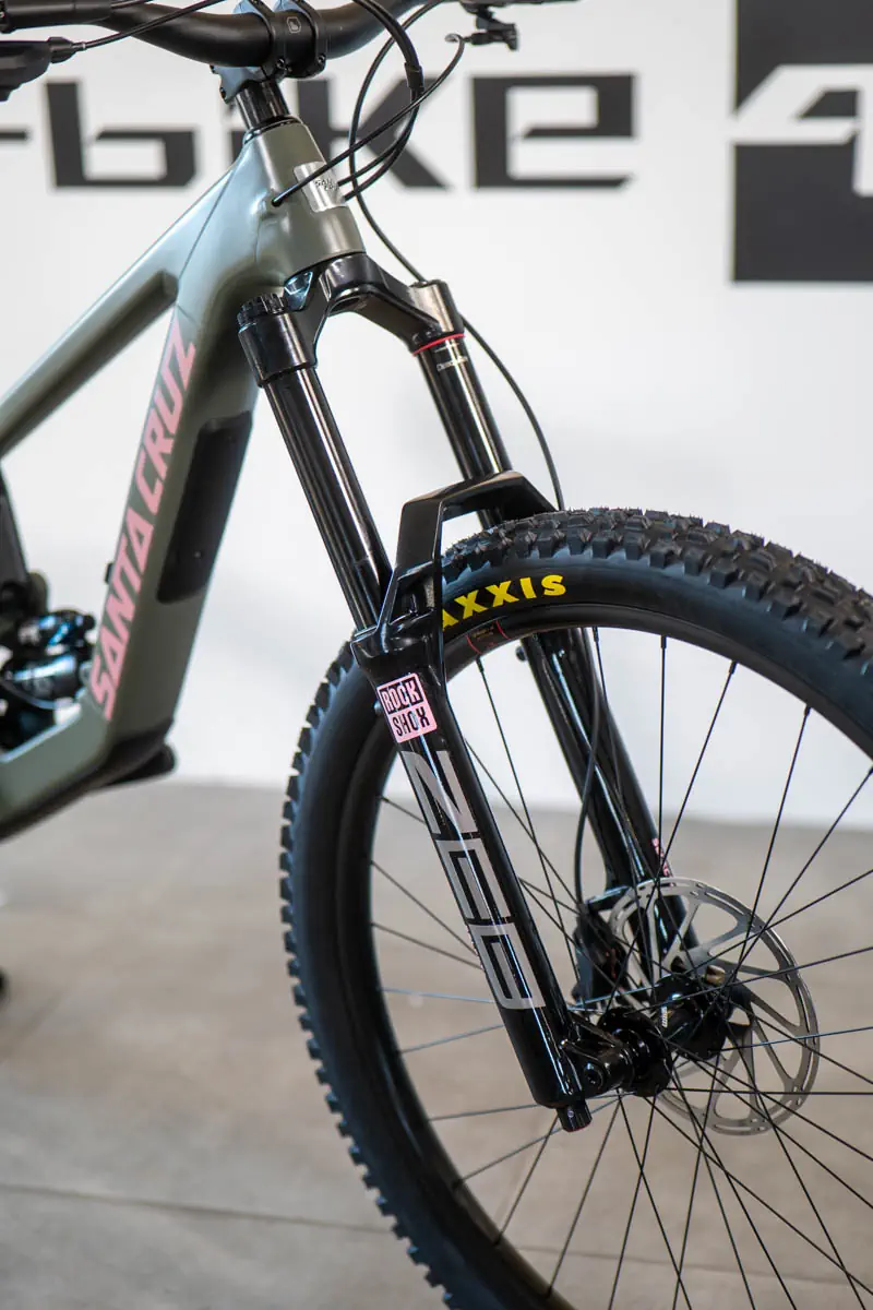 Santa Cruz Megatower z widoczną folią ochronną na amortyzatorze ZEB