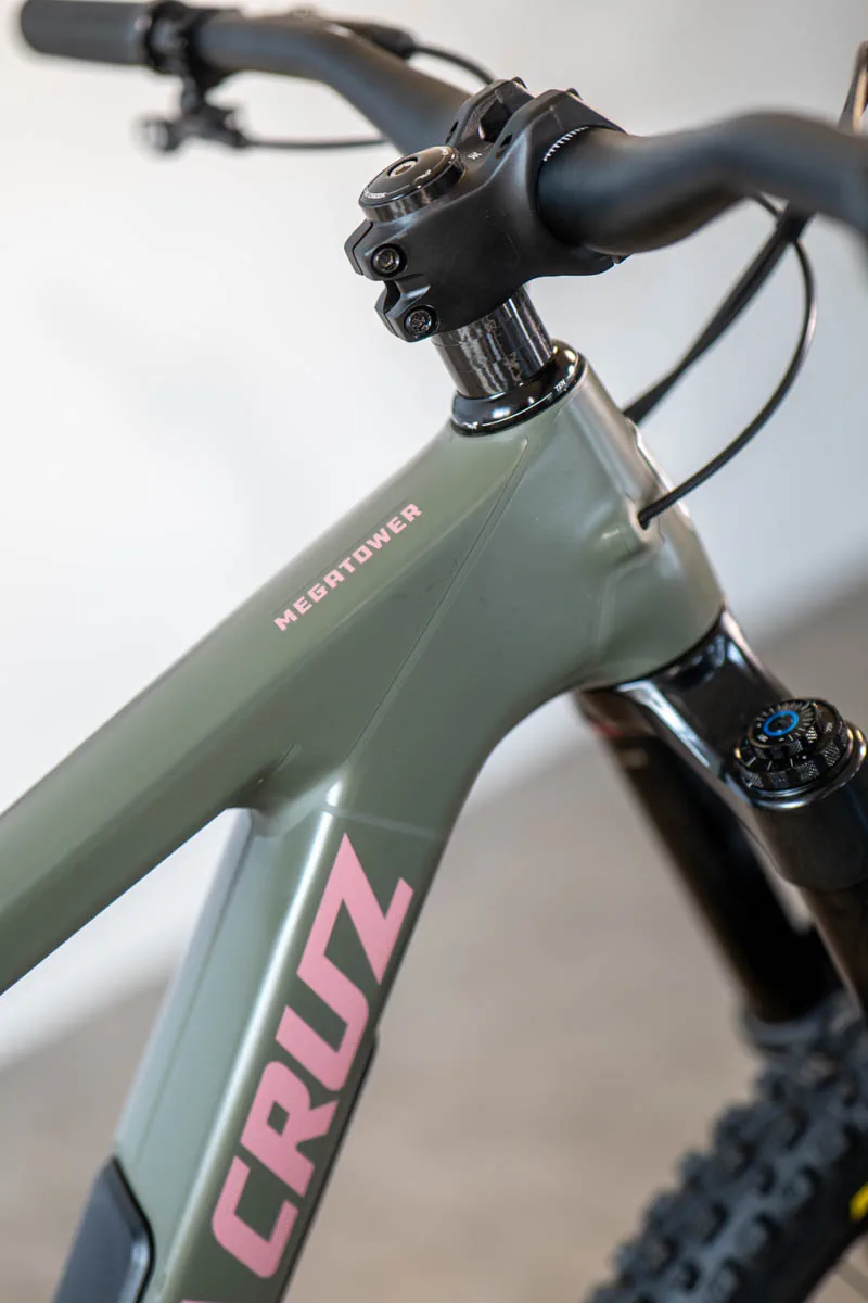 Zbliżenie na dopasowanie folii przy główce