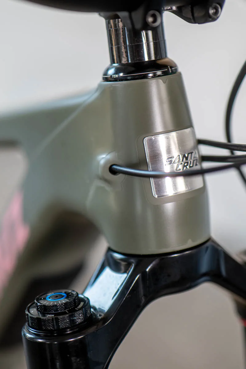 Główka ramy Santa Cruz z zachowanym logo i ochronną folią