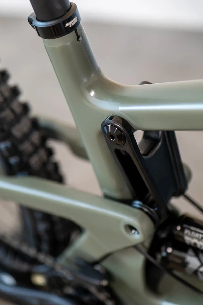 Zabezpieczona rura podsiodłowa i tylny trójkąt