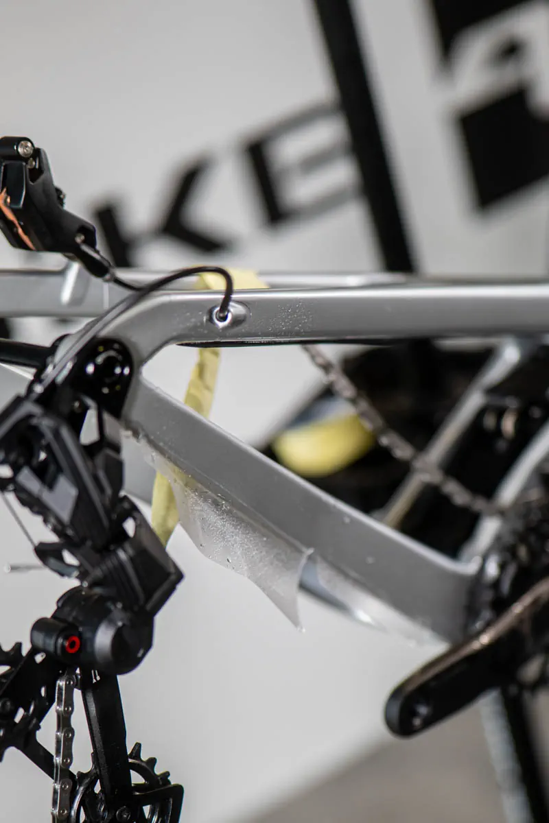 Santa Cruz Megatower srebrny - aplikacja folii na tylny trójkąt