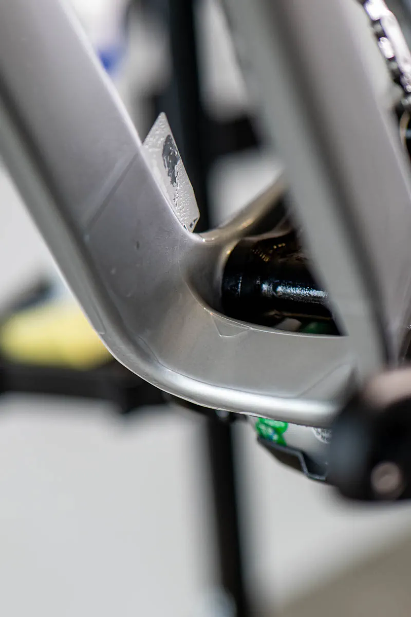 Santa Cruz Megatower srebrny - zabezpieczenie przy zawieszeniu