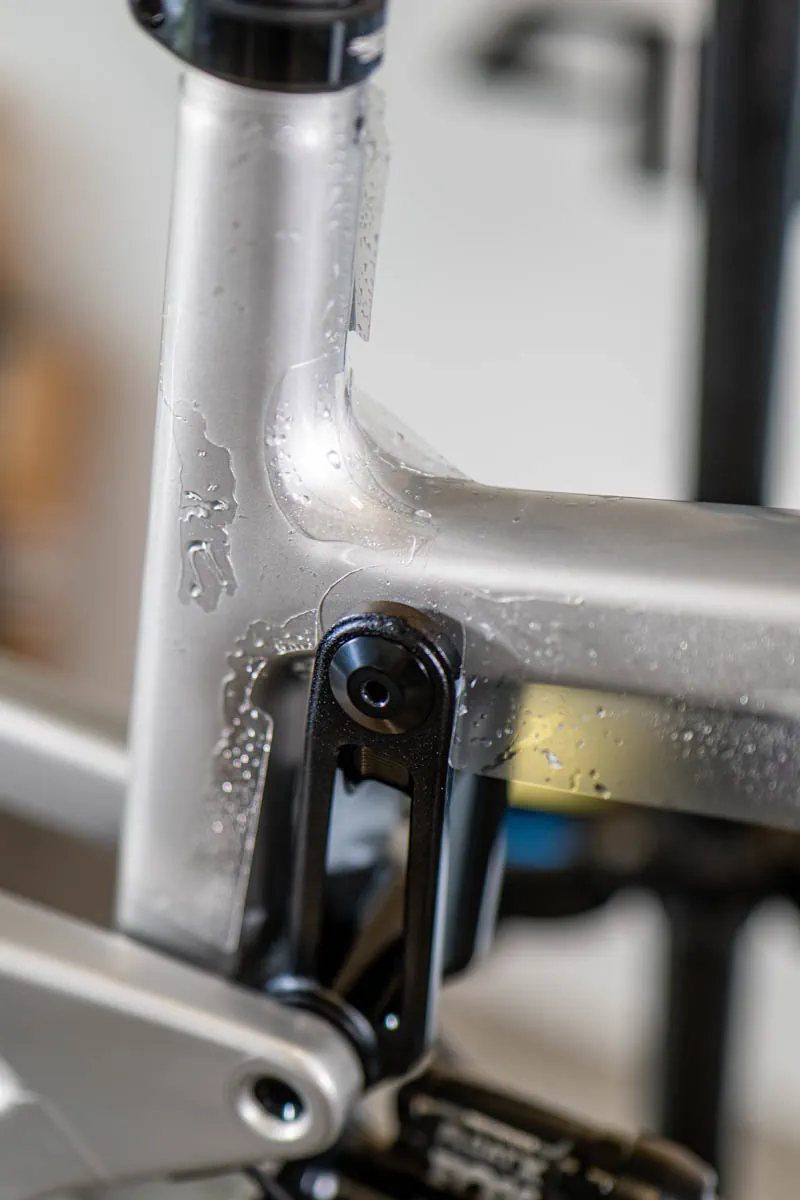 Santa Cruz Megatower srebrny - aplikacja folii przy podsiodłówce