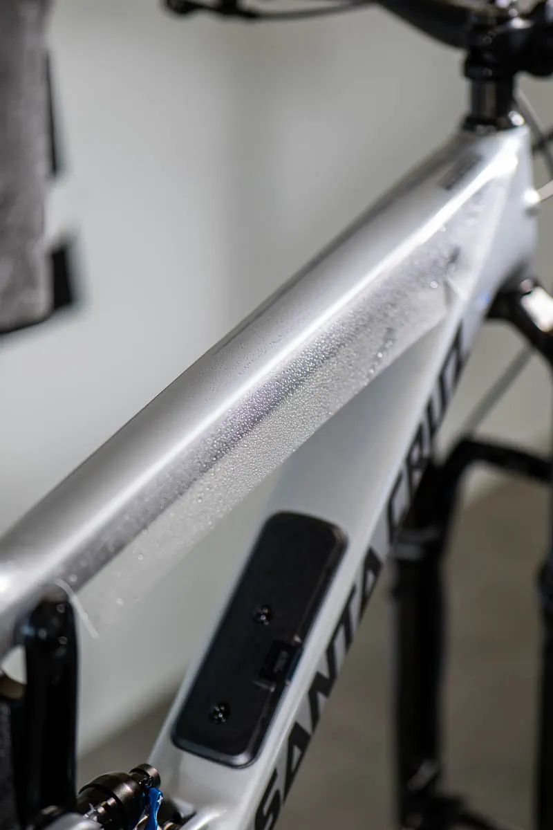 Santa Cruz Megatower srebrny - aplikacja folii na rurze górnej