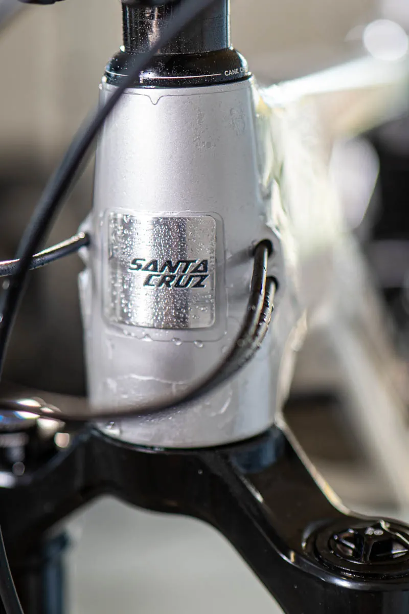 Santa Cruz Megatower srebrny - główka ramy i logo Santa Cruz