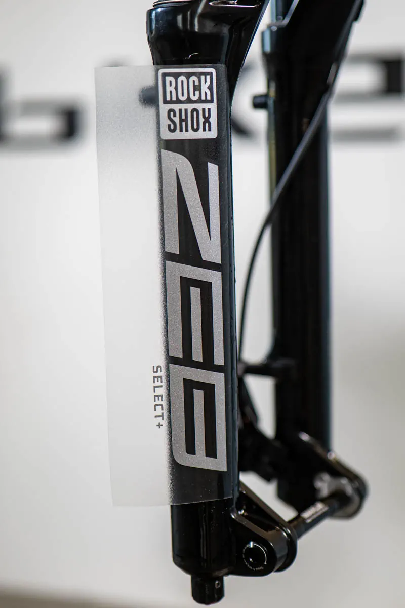 RockShox ZEB - nowa naklejka dopasowana do koloru ramy