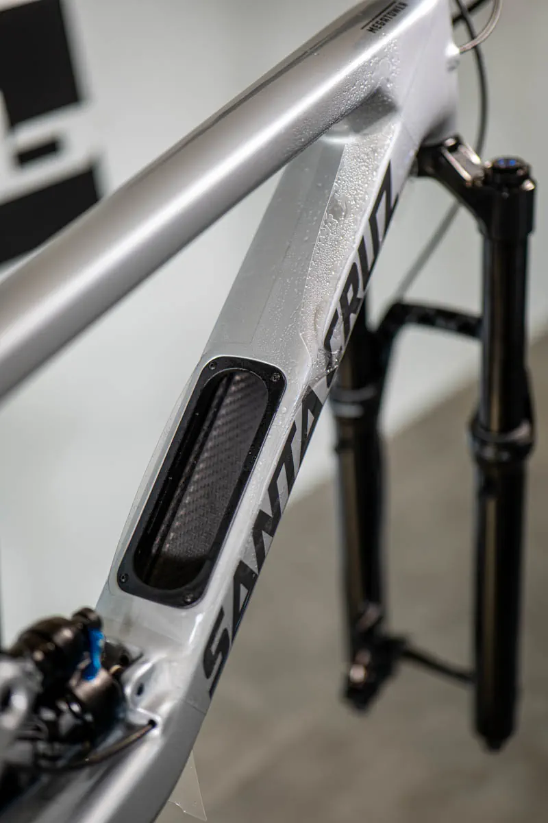 Santa Cruz Megatower srebrny - aplikacja folii na dolnej rurze