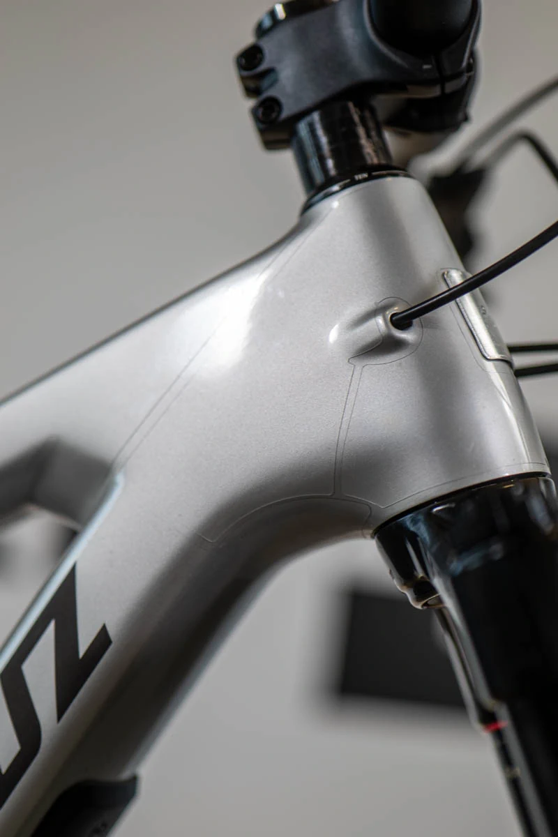 Santa Cruz Megatower srebrny - zbliżenie na łączenie formatek