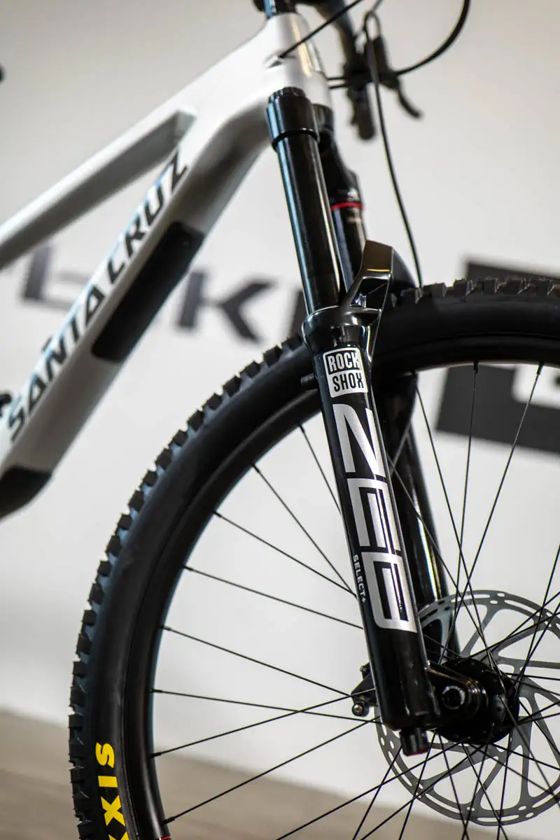 Santa Cruz Megatower srebrny - widok przodu z amortyzatorem ZEB