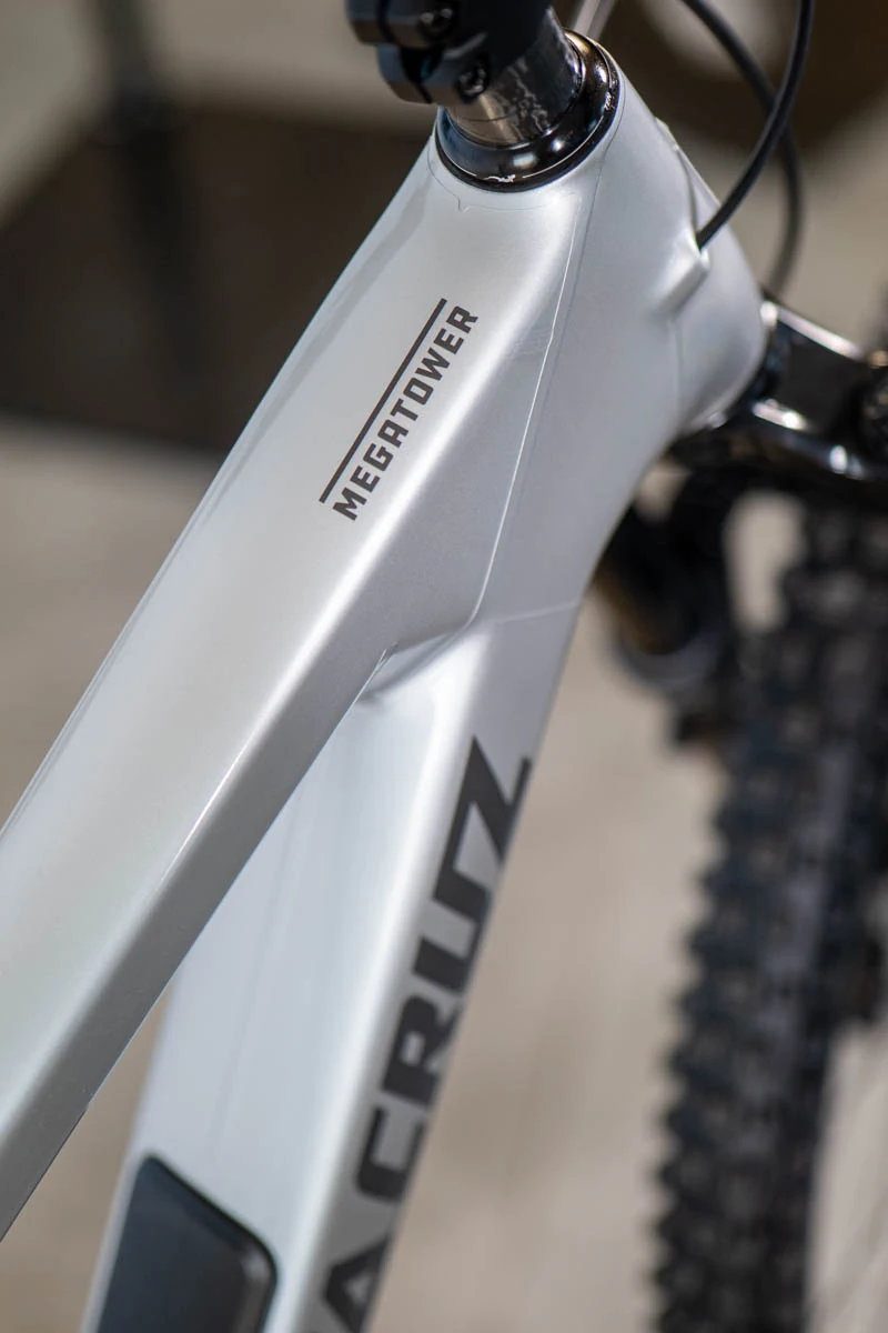 Santa Cruz Megatower srebrny - detale górnej rury