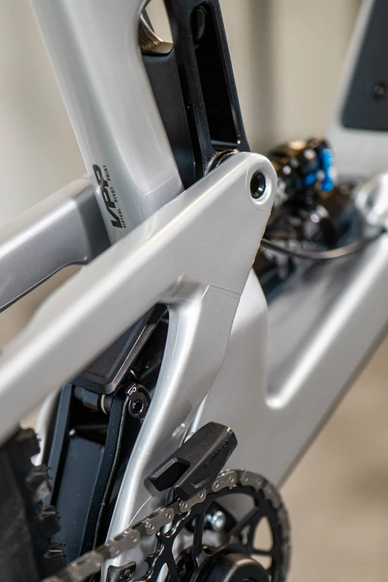 Santa Cruz Megatower srebrny - zbliżenie na detale tylny trójkąt