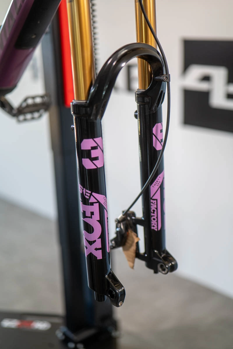 Customowa naklejka FOX 38 dopasowana do wiśniowego lakieru ramy