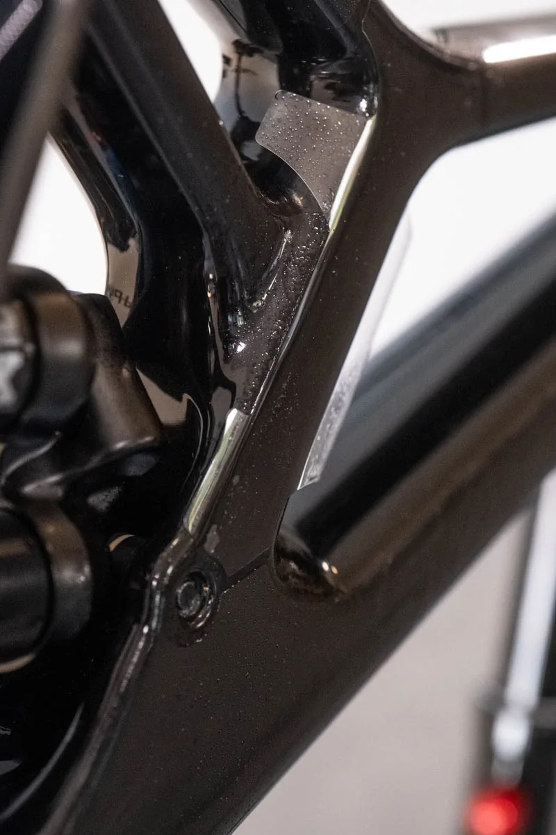 Okolice dampera pokryte folią ochronną