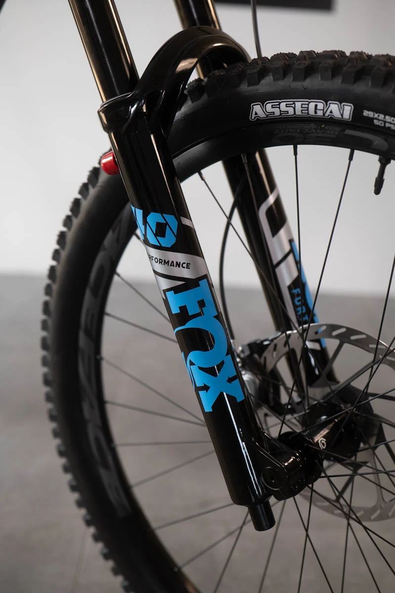 Amortyzator z customową naklejką fox 40