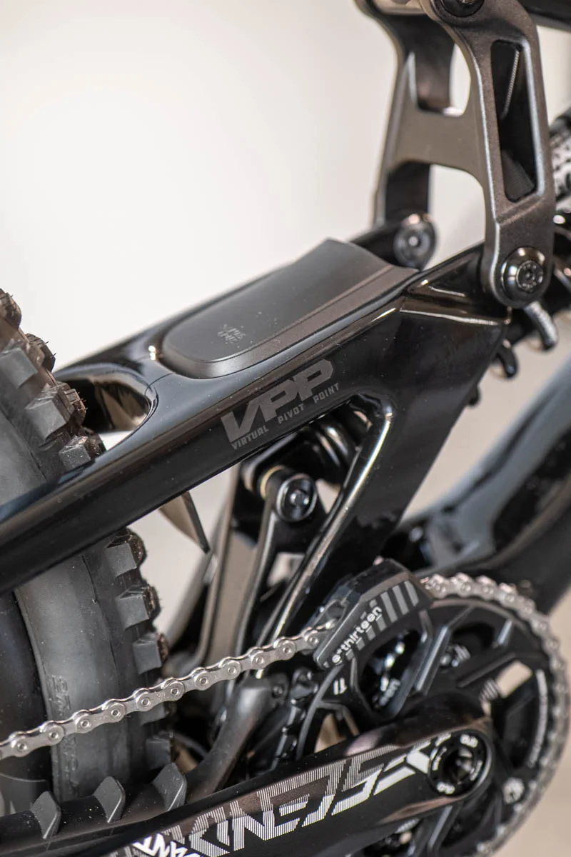 Detal folii ochronnej na tylnym trójkącie ramy