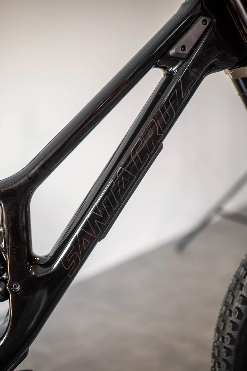 Zbliżenie na rure dolną z napisem Santa Cruz