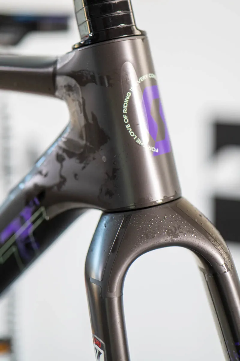 Zabezpieczona główka ramy i widelec Scott Addict 20 w grafitowo fioletowym malowaniu