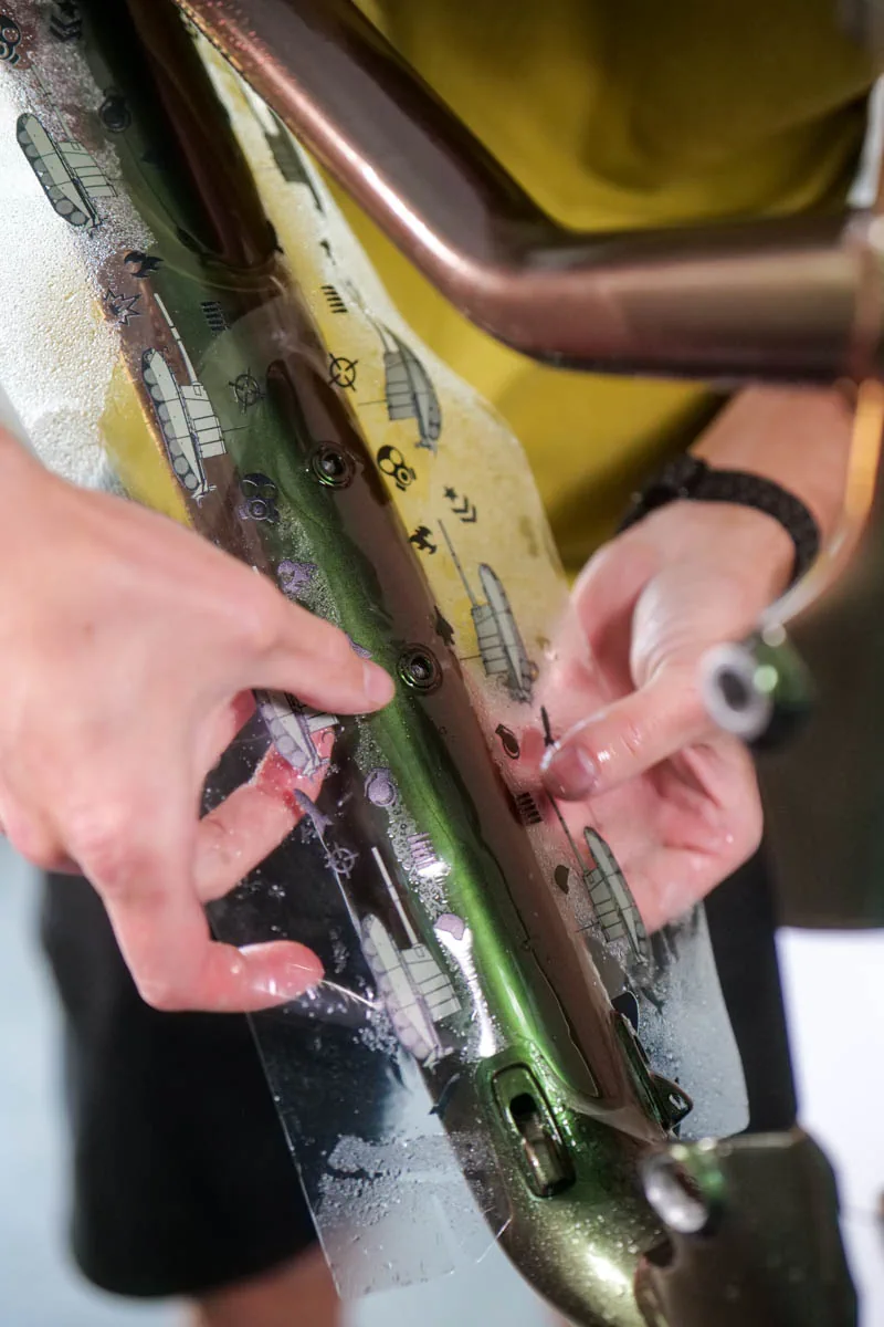 Ikony militarne i mini czołgi na dolnej rurze