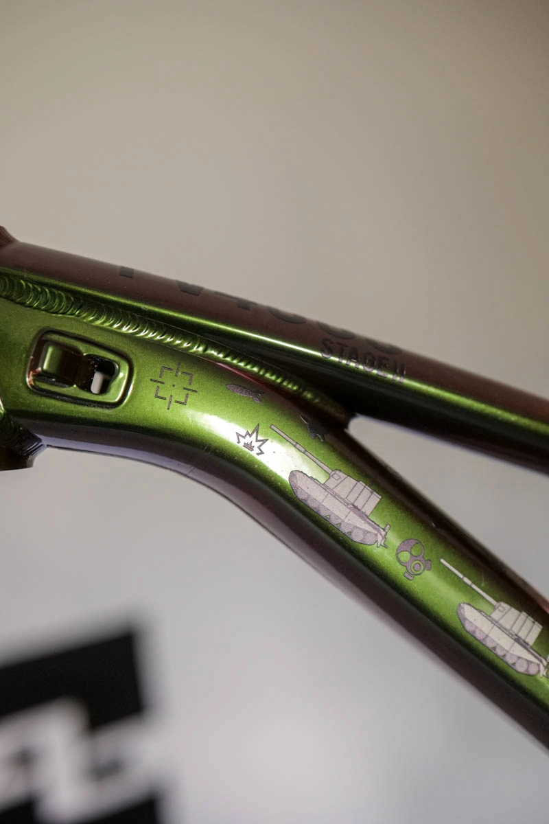 Zbliżenie na grafikę na dolnej rurze