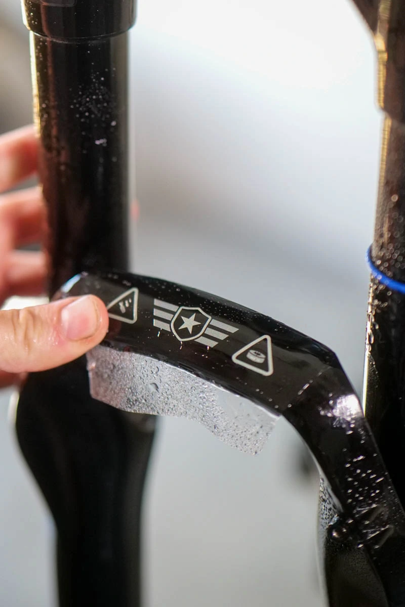 Zbliżenie na grafike amortyzator