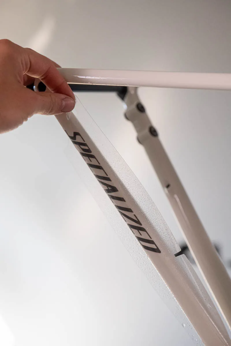 Dopasowanie przezroczystej folii do elementu ramy Specialized Tarmac SL8