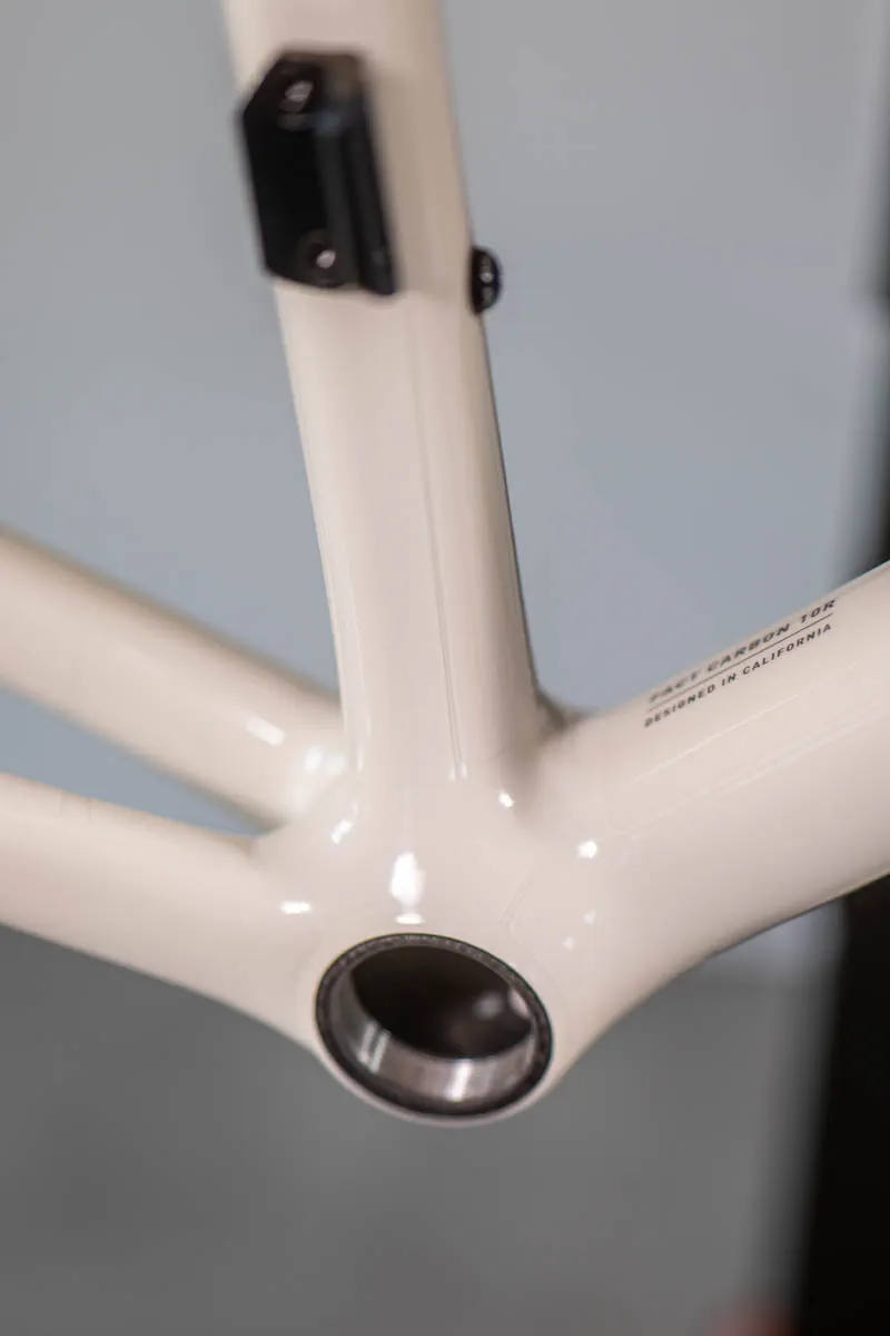 Oklejona okolica suportu w kremowej ramie Specialized Tarmac SL8