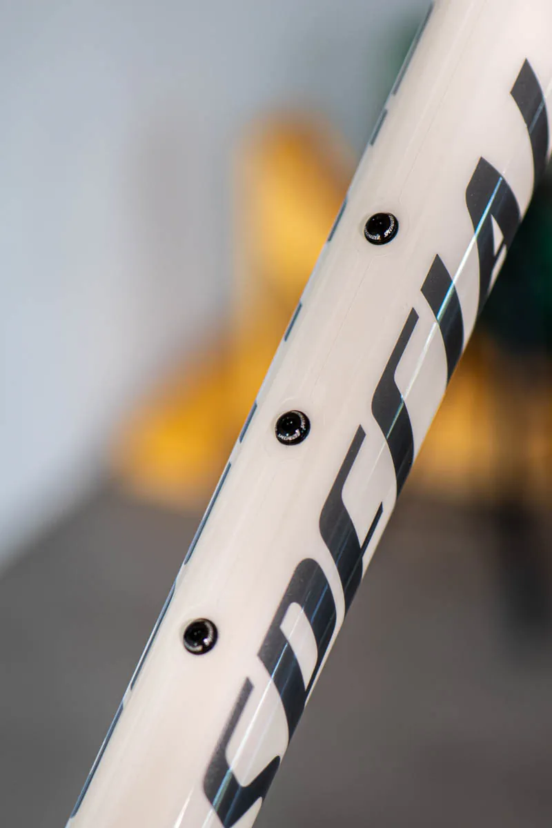 Folia CPF na rurze dolnej Specialized Tarmac SL8 przy mocowaniach koszyka