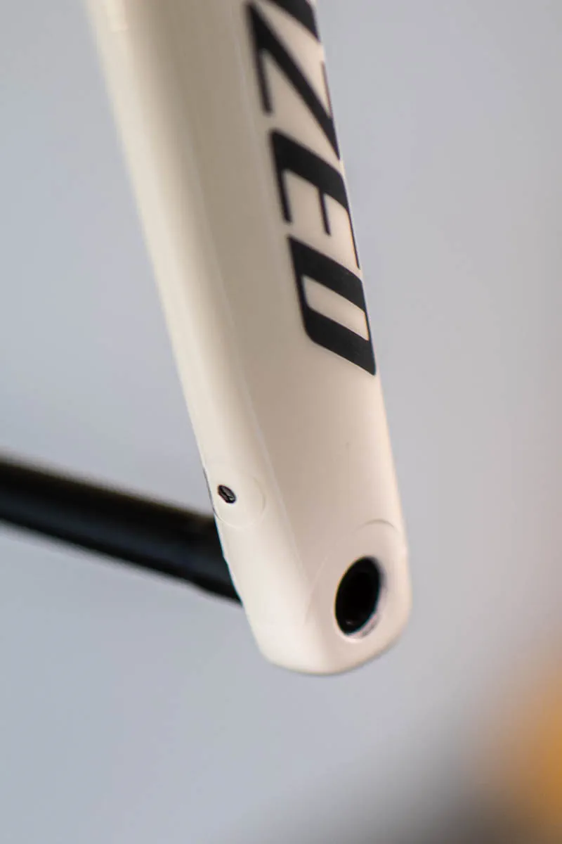 Detal dolnej części widelca Specialized Tarmac SL8 zabezpieczonego folią