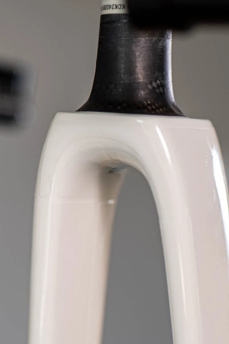 Dopasowana folia ochronna w górnej części widelca Specialized Tarmac SL8