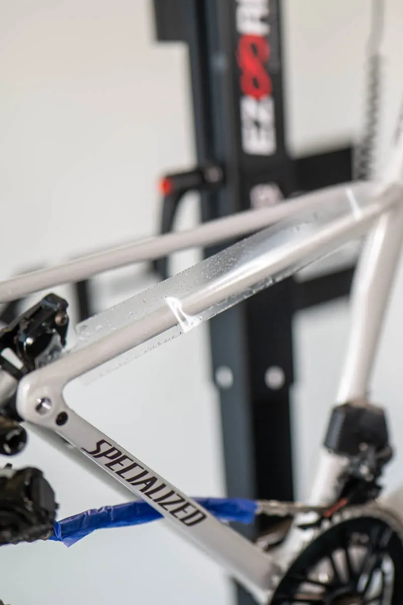 Aplikacja folii ochronnej CPF na górnych rurkach tylnego trójkąta Specialized Tarmac SL8 Pro