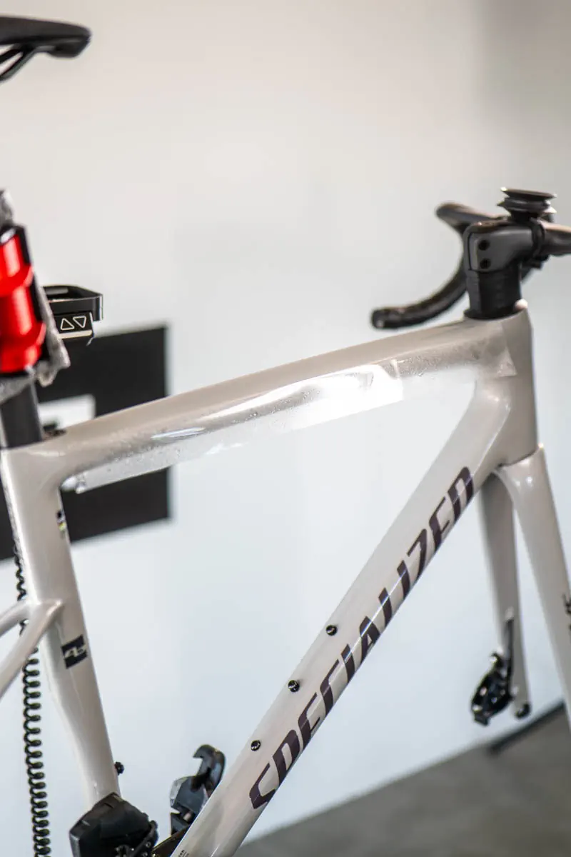 Mokra aplikacja folii CPF na górnej rurze Specialized Tarmac SL8 Pro