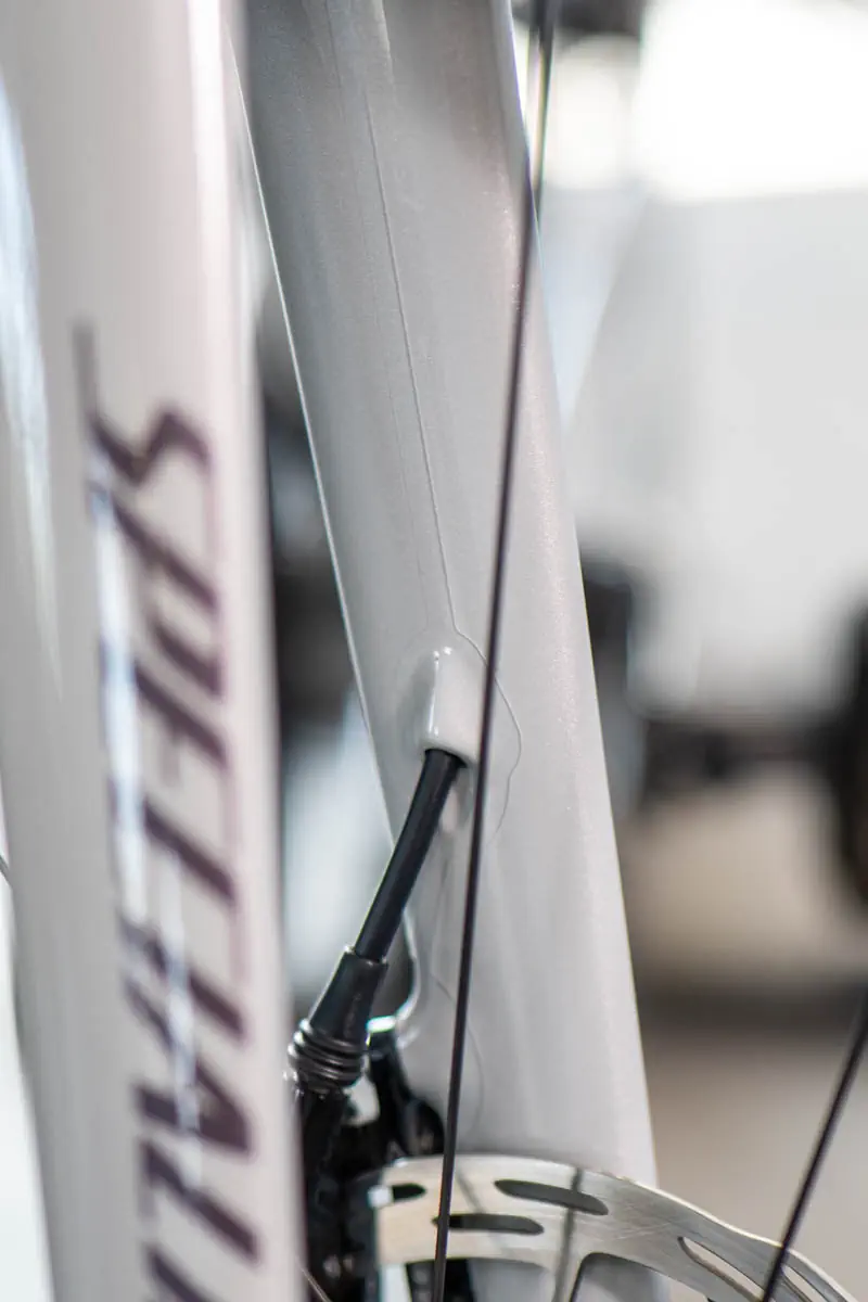 Zbliżenie na zabezpieczony widelec Specialized Tarmac SL8 Pro