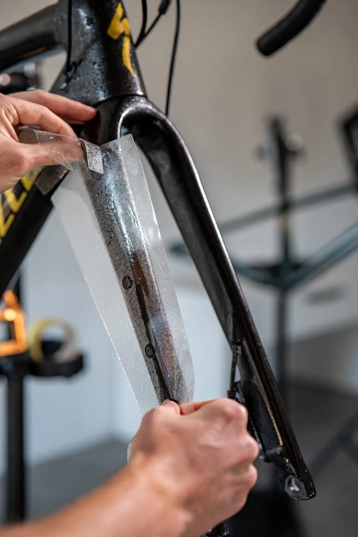 Aplikacja folii na widelec zbliżenie