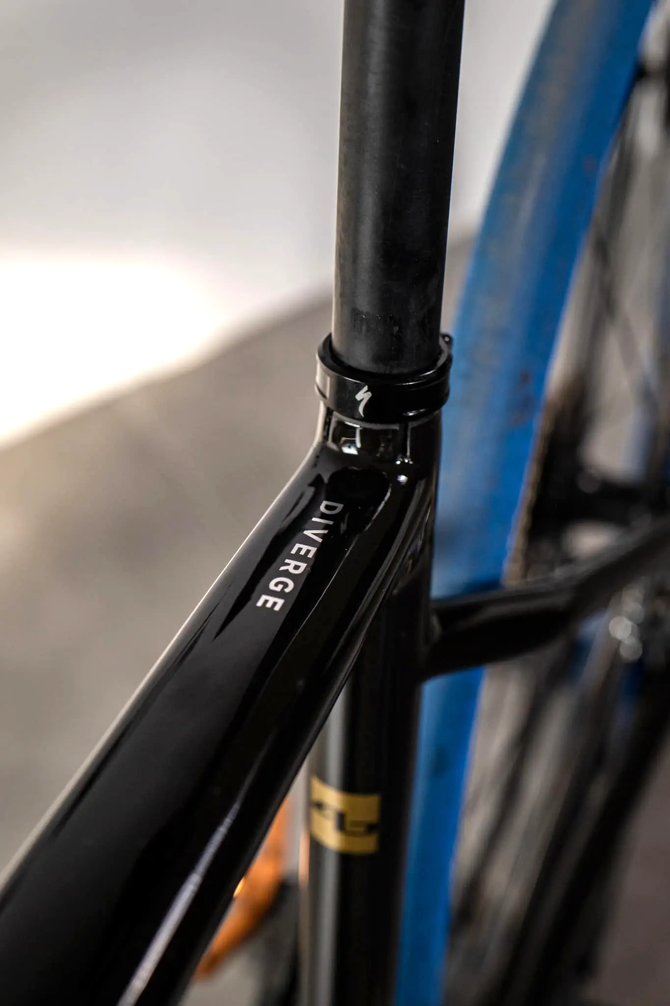 Zbliżenie na napis Diverge czarna rama