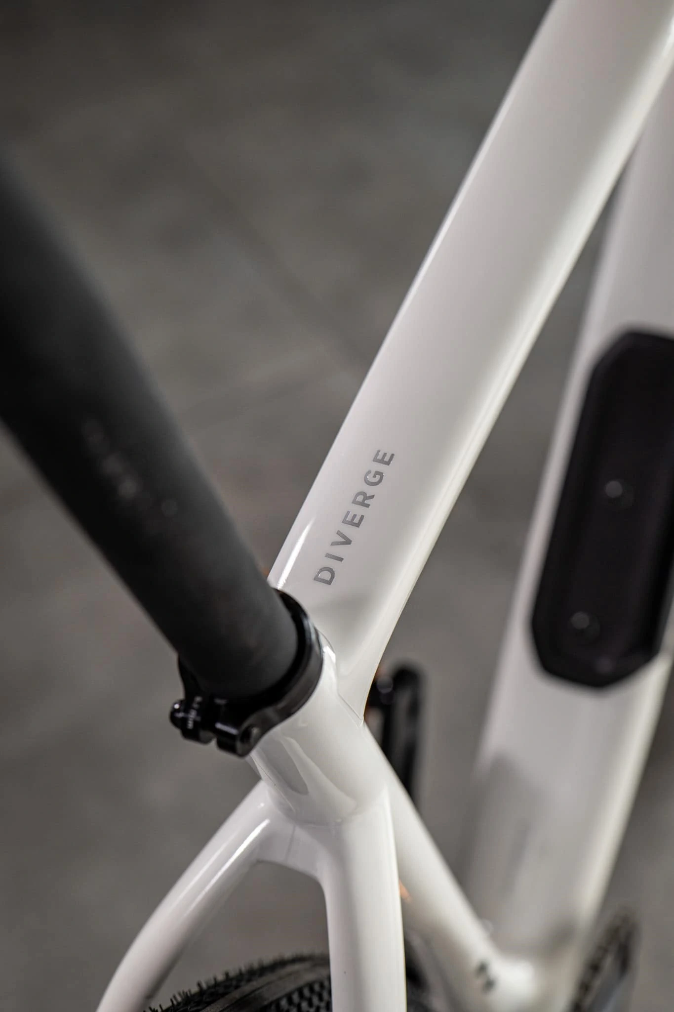 Zbliżenie na napis Diverge biała rama