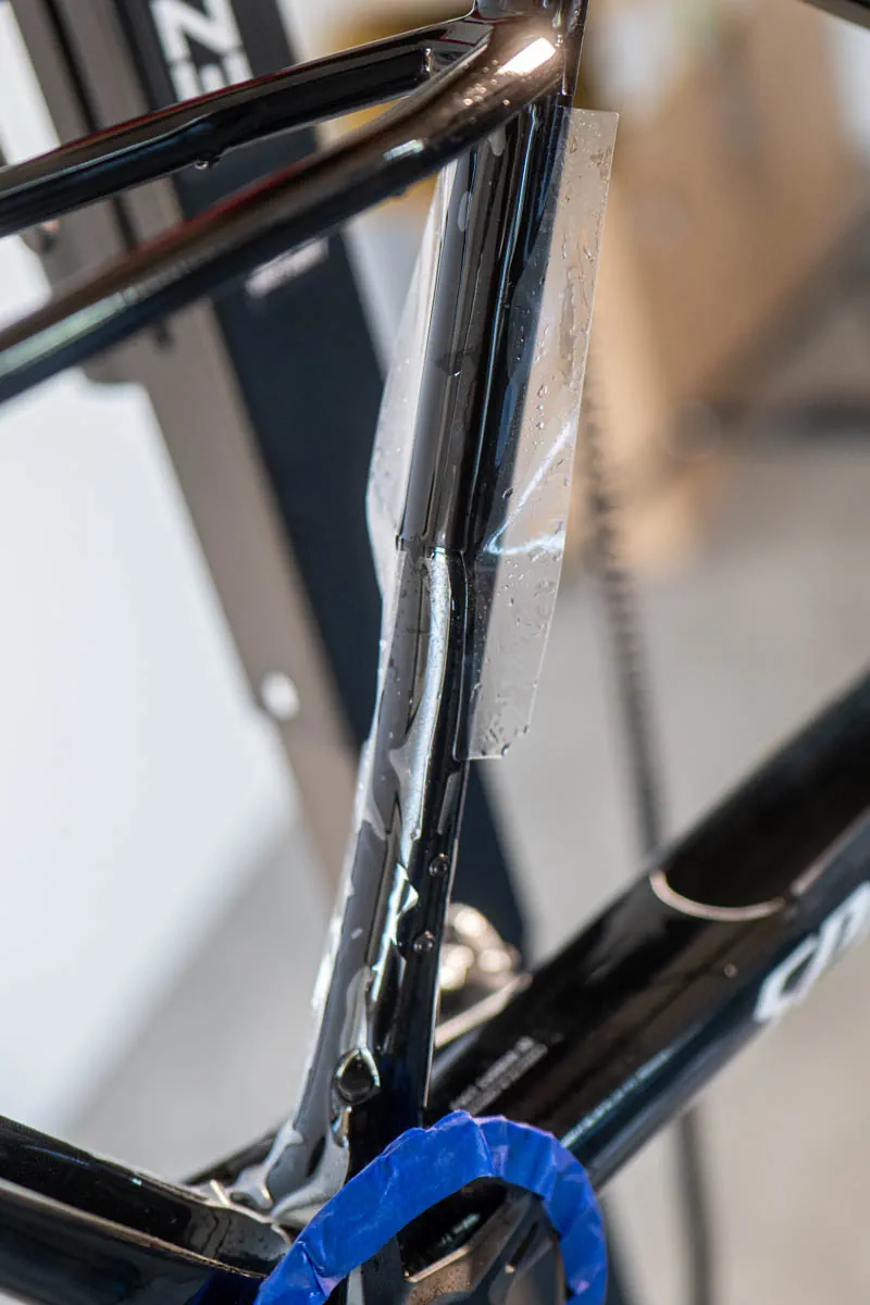 Przedni widelec Specialized Diverge Pro podczas aplikacji folii ochronnej