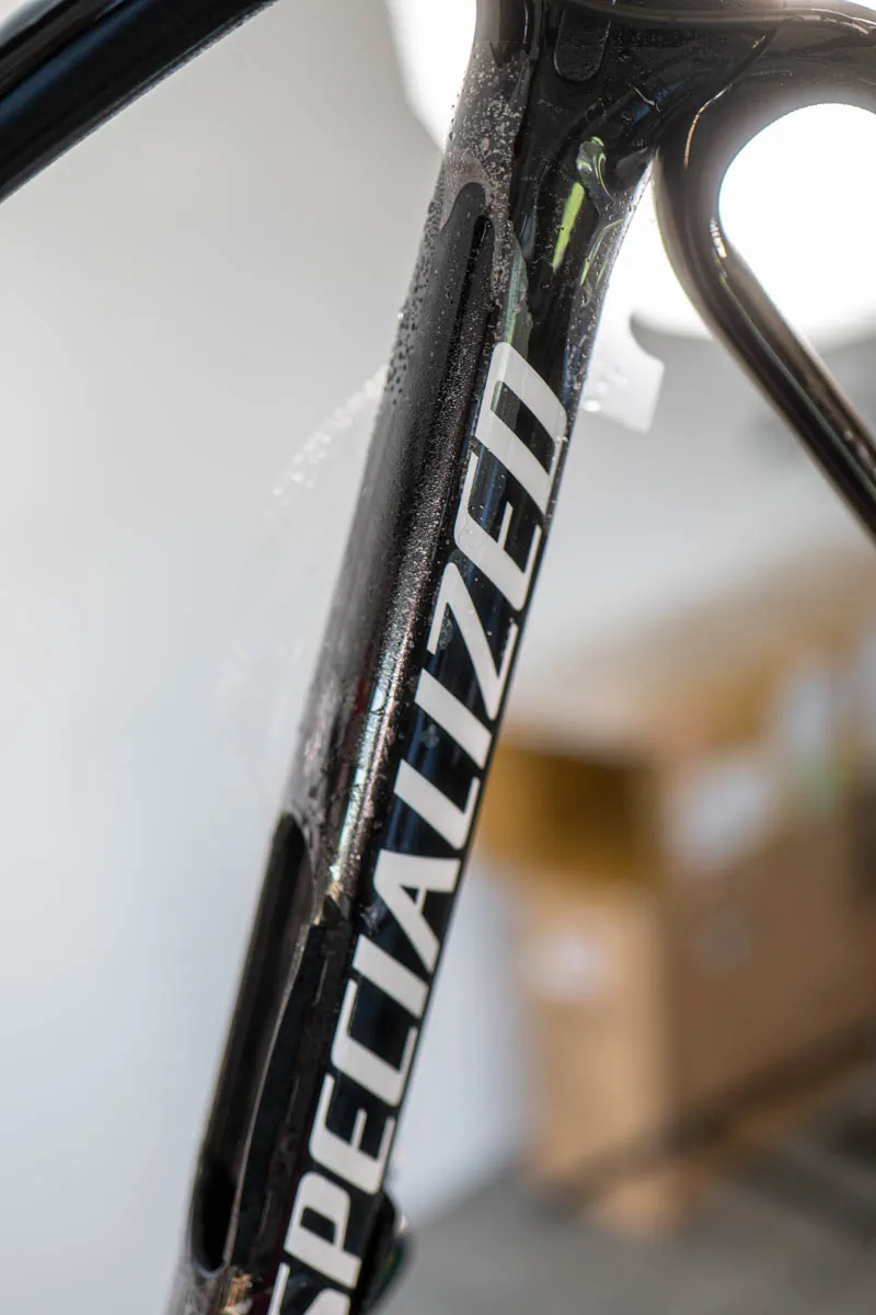 Rura podsiodłowa i tylny trójkąt Specialized Diverge Pro podczas oklejania