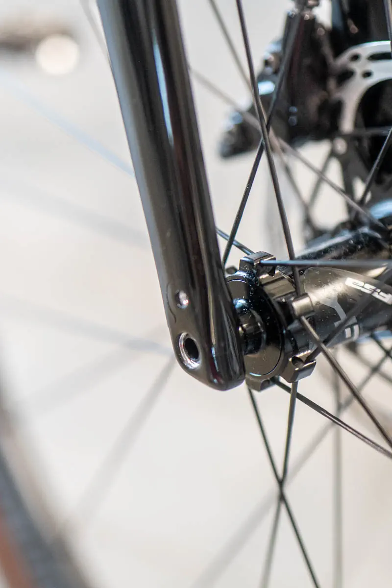 Główka ramy Specialized Diverge Pro z folią w trakcie aplikacji