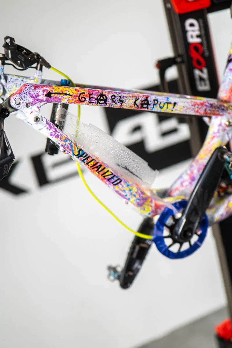 Tylny trójkąt Specialized Epic Comp z unikatowym kolorowym malowaniem