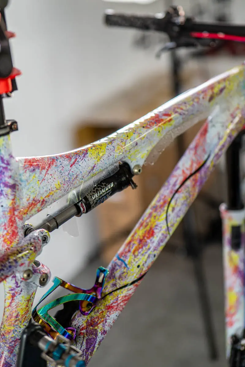 Aplikacja folii na rurze górnej Specialized Epic Comp
