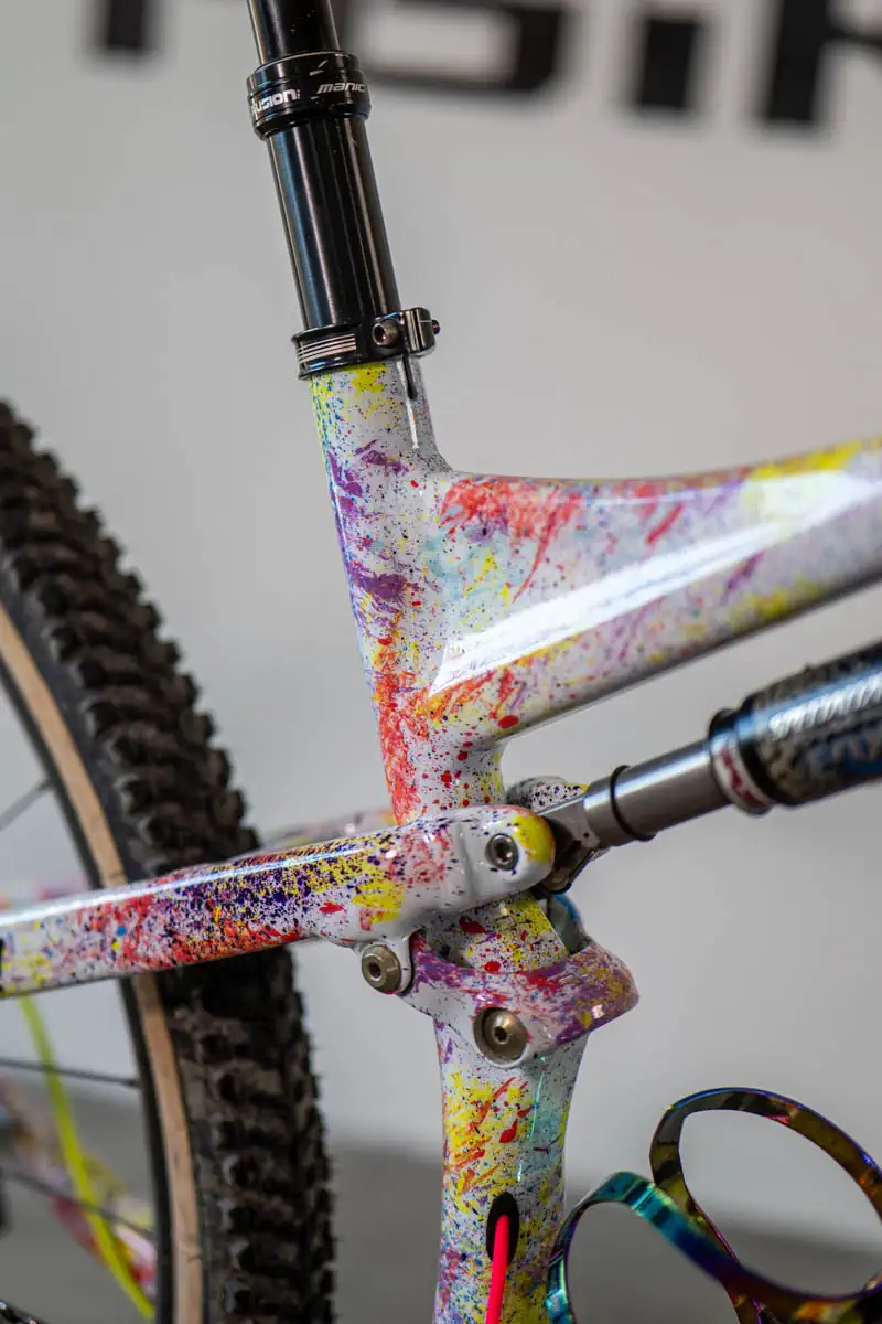 Zabezpieczone folią połączenie rury podsiodłowej i zawieszenia Specialized Epic