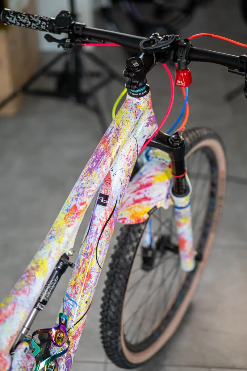 Odnowiony Specialized Epic Comp 2012 z kolorowym błotnikiem custom