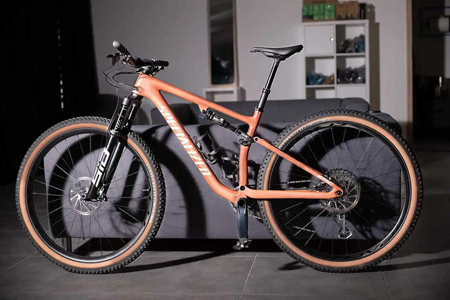 pomarańczowy rower Specialized Epic EVO Expert czekający na oklejenie go foliami ochronnymi 4-bike