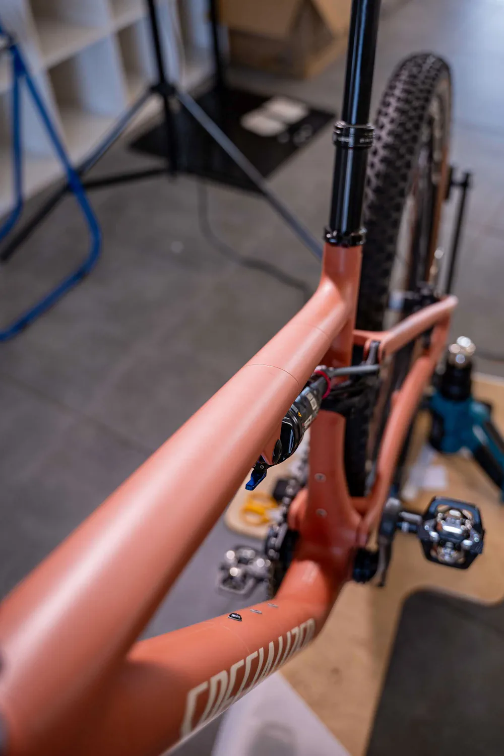 górna rura pomarańczowego roweru oklejonego folią ochronną 4-bike