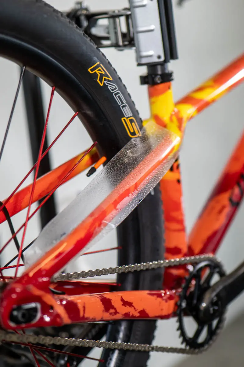 Tylny trójkąt Specialized P3 podczas aplikacji folii ochronnej CPF