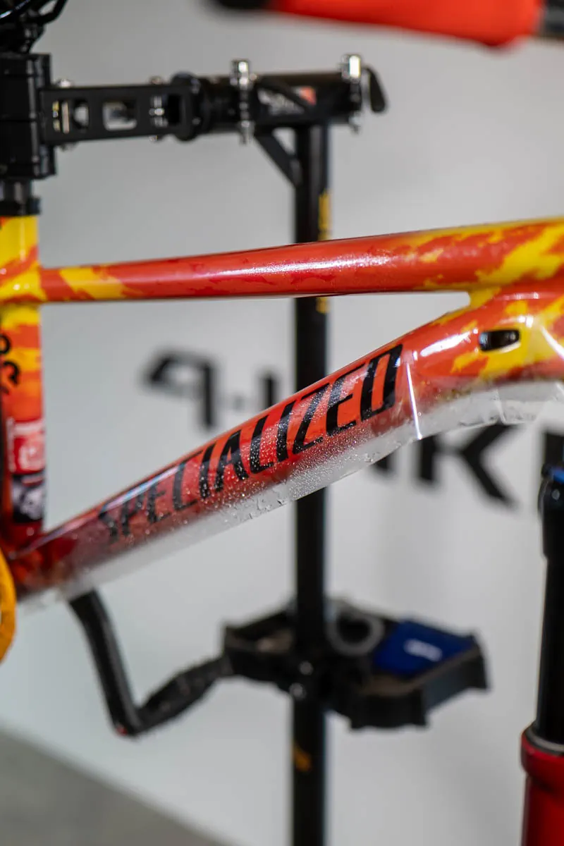 Oklejanie dolnej rury Specialized P3 z widocznym napisem Specialized