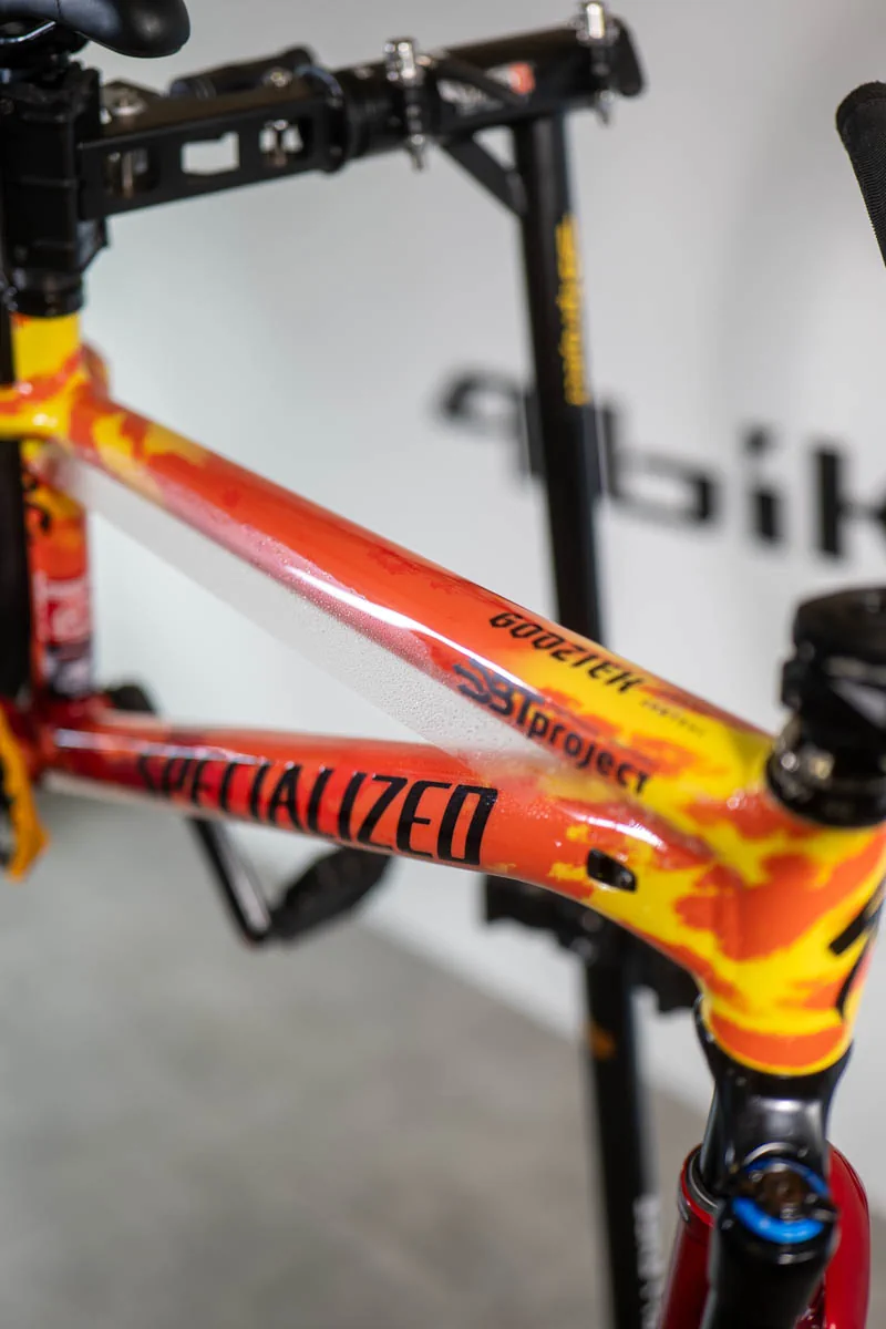 Górna rura Specialized P3 z nadrukiem Godziek zabezpieczona folią CPF