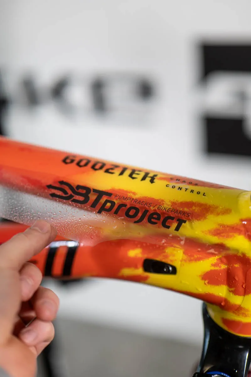 Główka ramy Specialized P3 z zabezpieczoną grafiką i logo